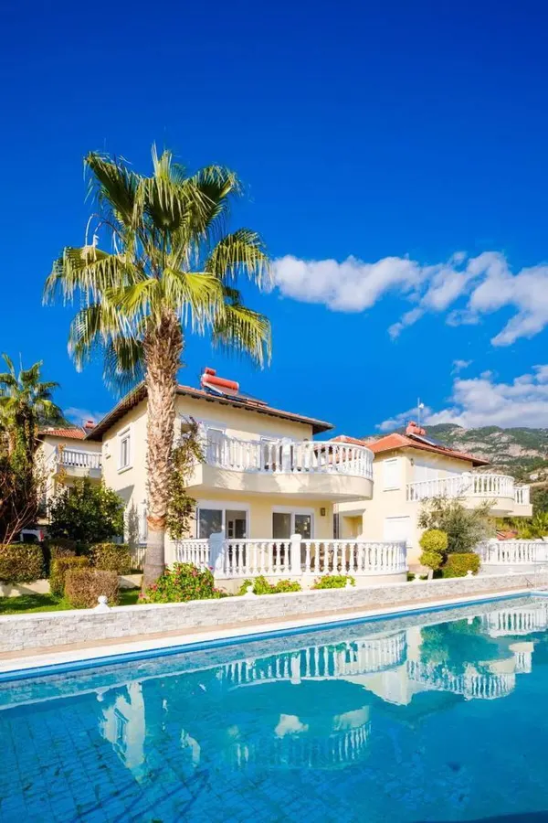 Foto von: Geräumige möblierte 3+1 Villa im Tepe Villa Resort, Alanya, Sugözü (2)