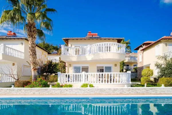Foto von: Geräumige möblierte 3+1 Villa im Tepe Villa Resort, Alanya, Sugözü (3)