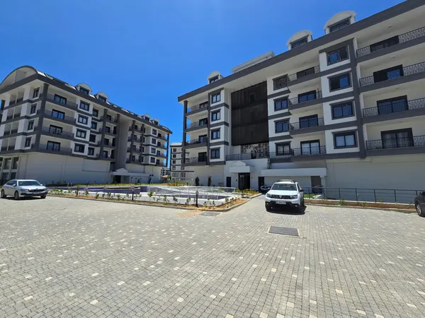 Apartament 1+1 z widokiem na morze w kompleksie Lord's Palace, Kargıcak, Kargicak
