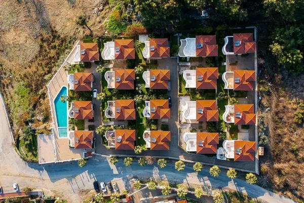 Geräumige möblierte 3+1 Villa im Tepe Villa Resort, Alanya, Sugözü