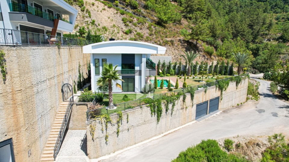 Luxury villa in an exclusive complex in the most prestigious area 11