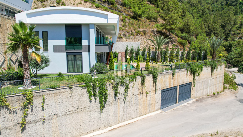 Luxury villa in an exclusive complex in the most prestigious area 27
