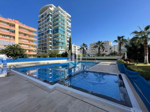 Дуплекс-апартаменты в Махмутларе с трьмя спальнями и панорамным видом на море.