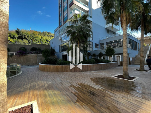 Однокомнатная квартира в самом сердце Kargicak, всего в 700 метрах от моря, расположена в современном комплексе с разнообразной инфраструктурой.