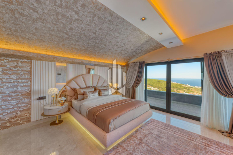 Luxury 4+1 villa with panoramic views of the sea and fortress in Kargicak 9