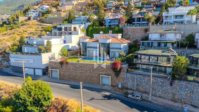 Отдельно стоящая триплекс-вилла 5+2 с панорамным видом на море и крепость в Бекташ