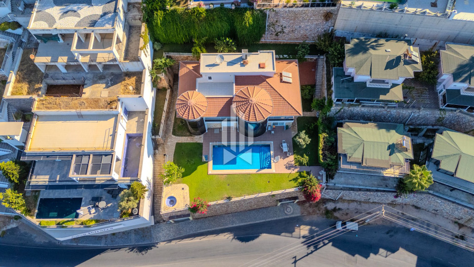 Отдельно стоящая триплекс-вилла 5+2 с панорамным видом на море и крепость в Бекташ 2