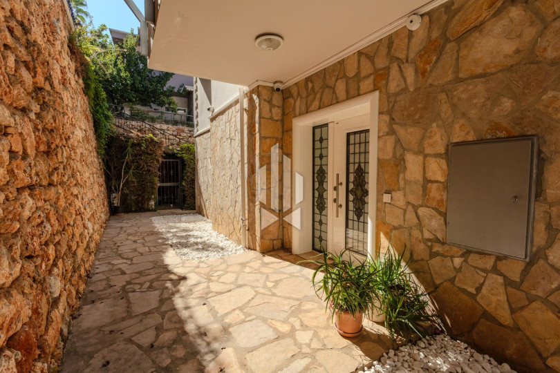 Отдельно стоящая триплекс-вилла 5+2 с панорамным видом на море и крепость в Бекташ 27