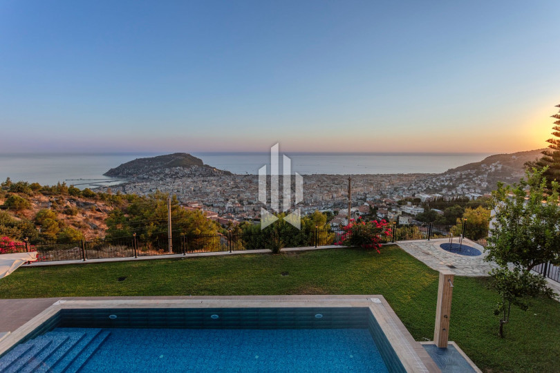 Отдельно стоящая триплекс-вилла 5+2 с панорамным видом на море и крепость в Бекташ 32