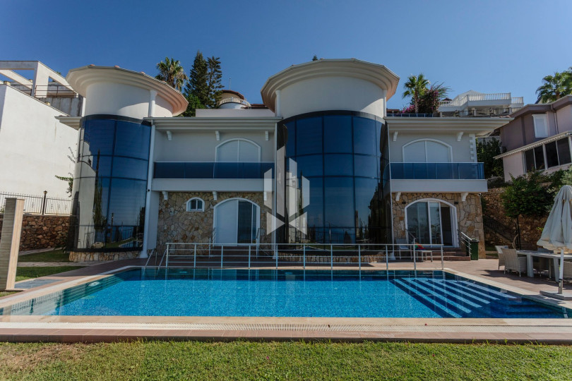 Отдельно стоящая триплекс-вилла 5+2 с панорамным видом на море и крепость в Бекташ 37