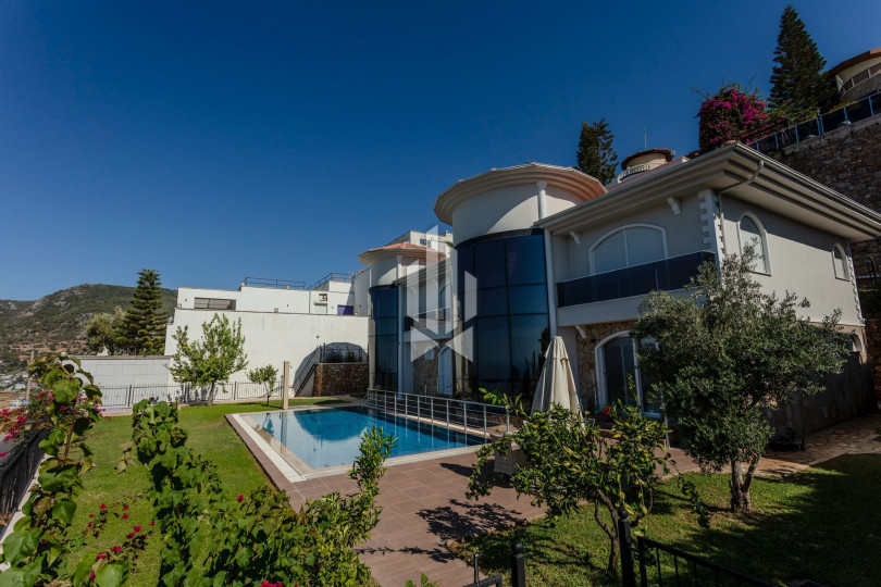 Отдельно стоящая триплекс-вилла 5+2 с панорамным видом на море и крепость в Бекташ 49