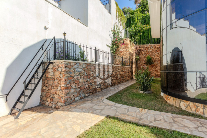 Отдельно стоящая триплекс-вилла 5+2 с панорамным видом на море и крепость в Бекташ 53