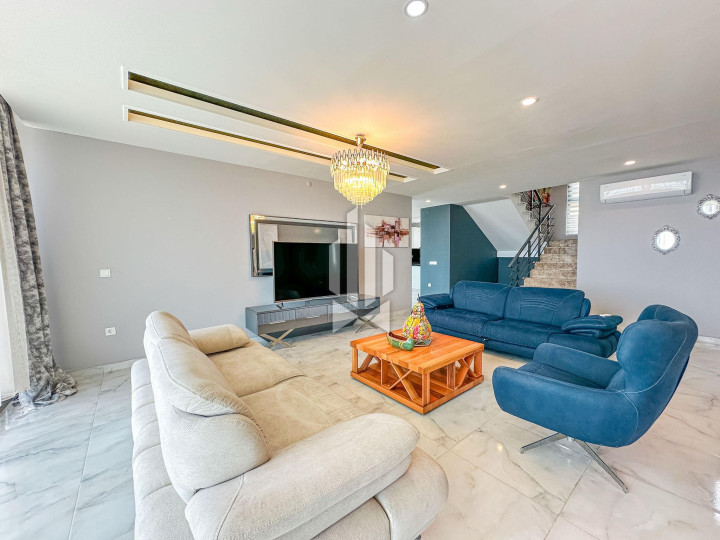 Дуплекс-вилла 5+1 с панорамным видом на море и крепость в районе Тепе 16