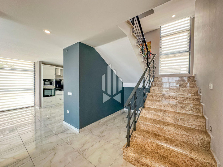 Дуплекс-вилла 5+1 с панорамным видом на море и крепость в районе Тепе 19