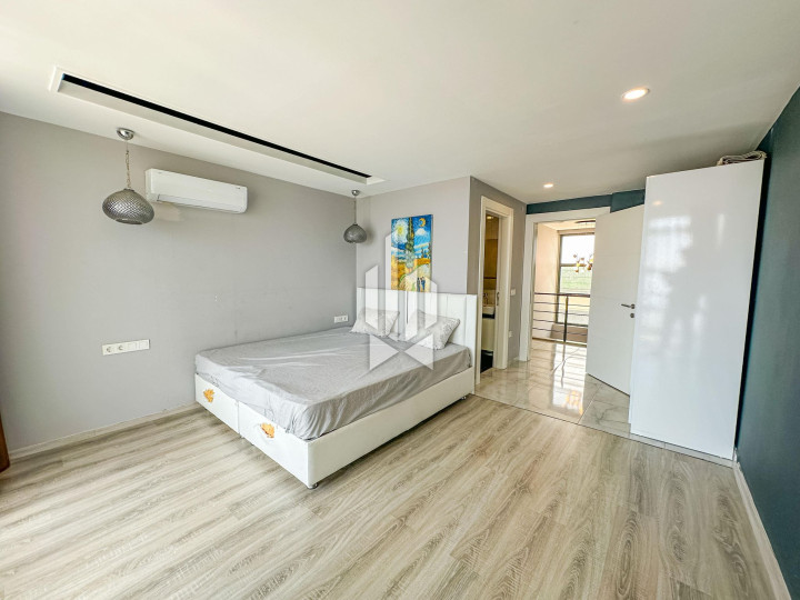 Дуплекс-вилла 5+1 с панорамным видом на море и крепость в районе Тепе 36