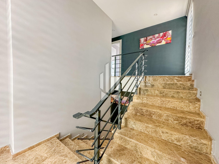 Дуплекс-вилла 5+1 с панорамным видом на море и крепость в районе Тепе 38